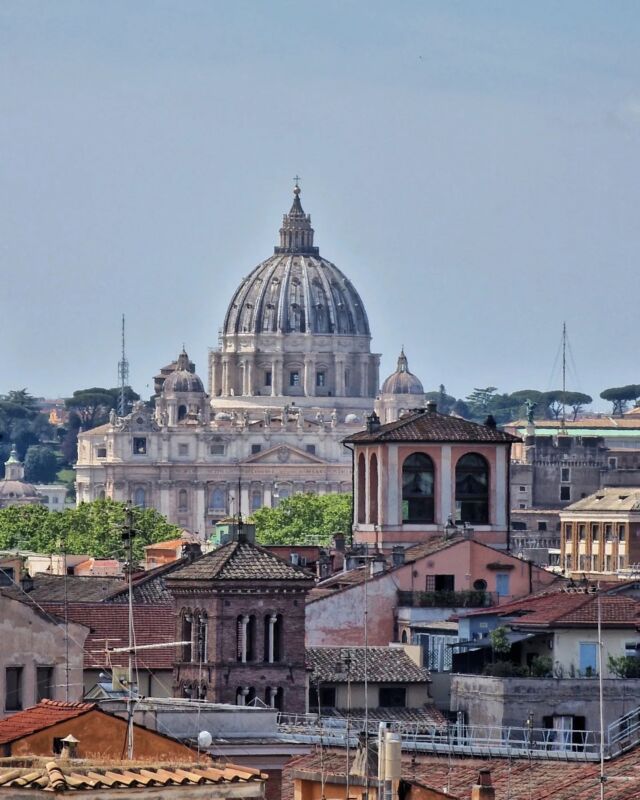 Ogni volta che ho un appuntamento di lavoro e, trovo una finestra che da su Roma, non posso non affacciarmi un secondo ad ammirarla.
 
Il Cupolone irradiato di luce è qualcosa di meraviglioso. 
___________________________________________
#RaccontandoRoma #igersroma #roma #romanity #romeandyou #ig_europa #skylinephotography #TheOtherRome #unlimitedrome #italianlandscapes #igersitalia #beautifuldestinations #condenasttraveler #ilikeitaly #sanpietro #DailyRome #wonderful_places #ig_italy #ig_roma #visitrome #instaroma #unicamenteroma #romecityworld #ig_rome #noidiroma #forbestravelguide  #roma_cartoline_ #iloverome #igeurope #WithGalaxy